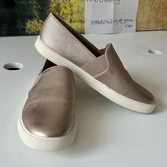 Vince textured gold fabric 10M(40) slip on flats - Picture 10 of 16